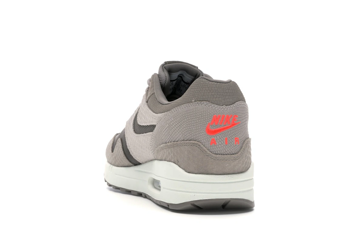 Vue 26 de Nike Air Max 1 Cut Out Swoosh Moon Particle