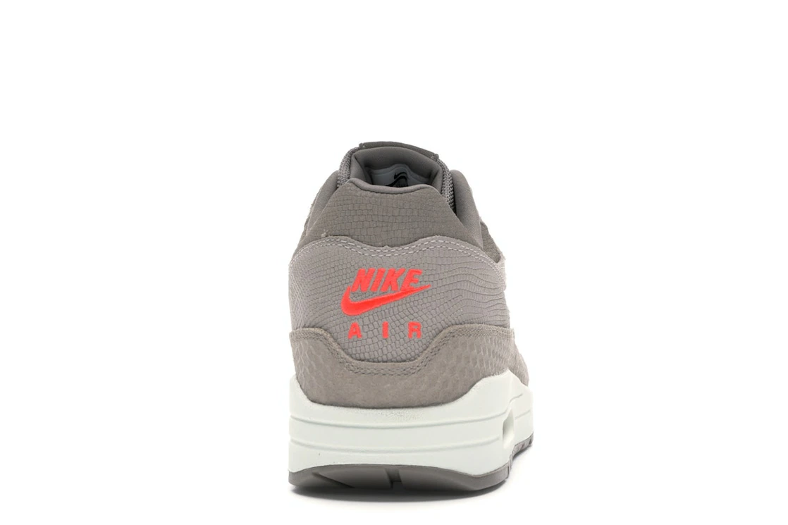 Vue 28 de Nike Air Max 1 Cut Out Swoosh Moon Particle