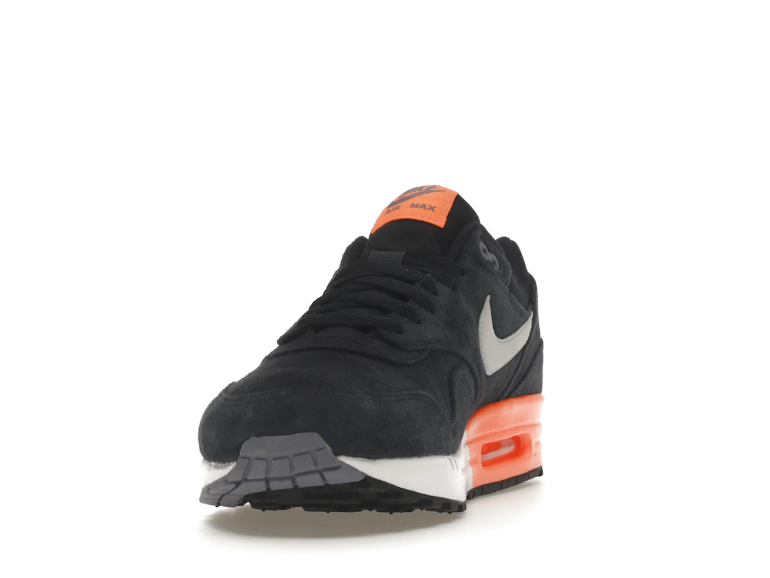 Vue 12 de Nike Air Max 1 Dark Obsidian Atomic Orange