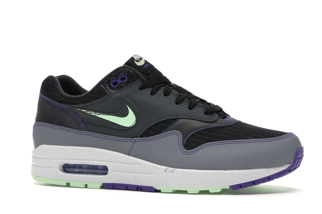 Vue 3 de Nike Air Max 1 Future Swoosh Pack