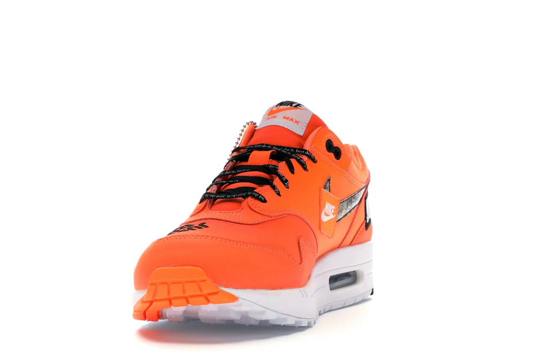 Vue 12 de Nike Air Max 1 Just Do It Pack Orange