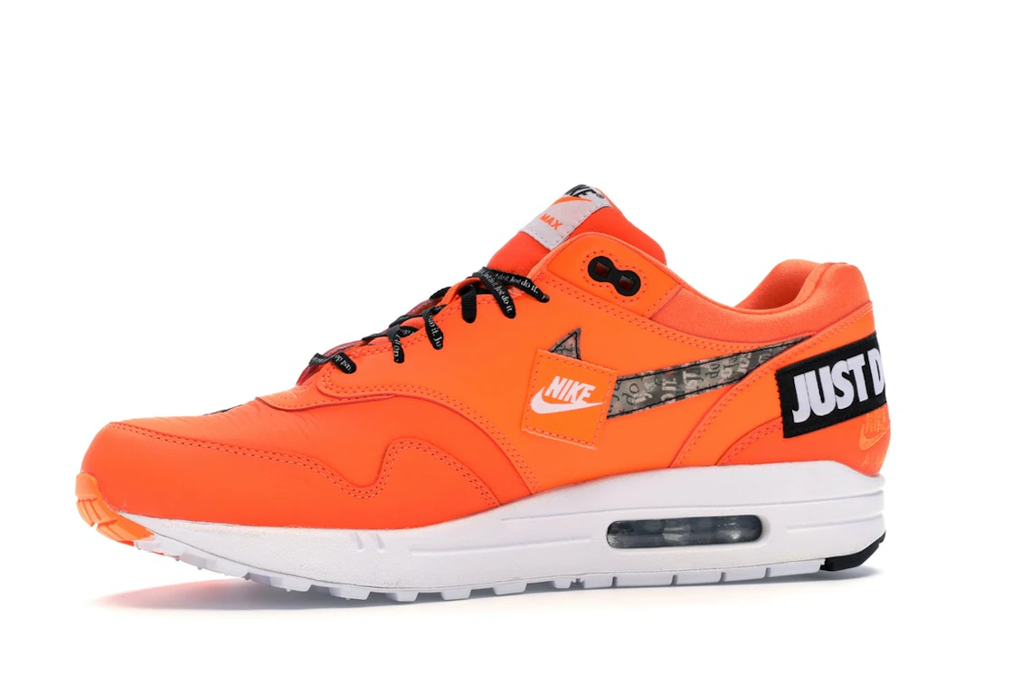 Vue 17 de Nike Air Max 1 Just Do It Pack Orange