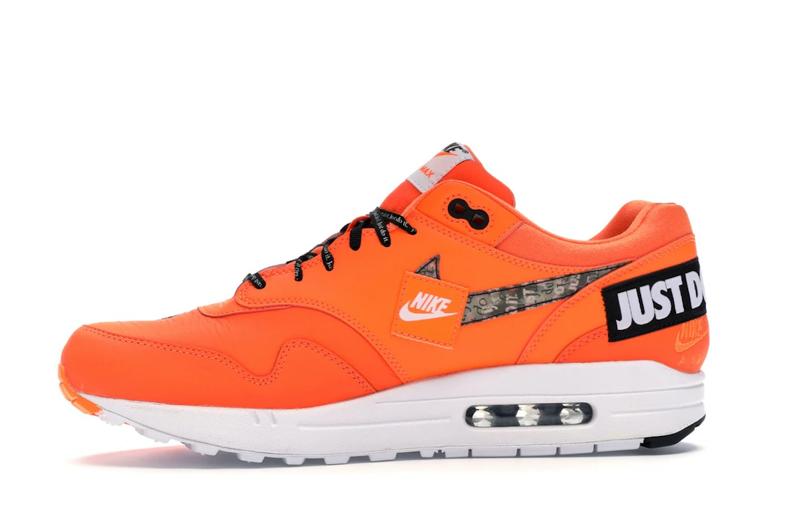Vue 18 de Nike Air Max 1 Just Do It Pack Orange