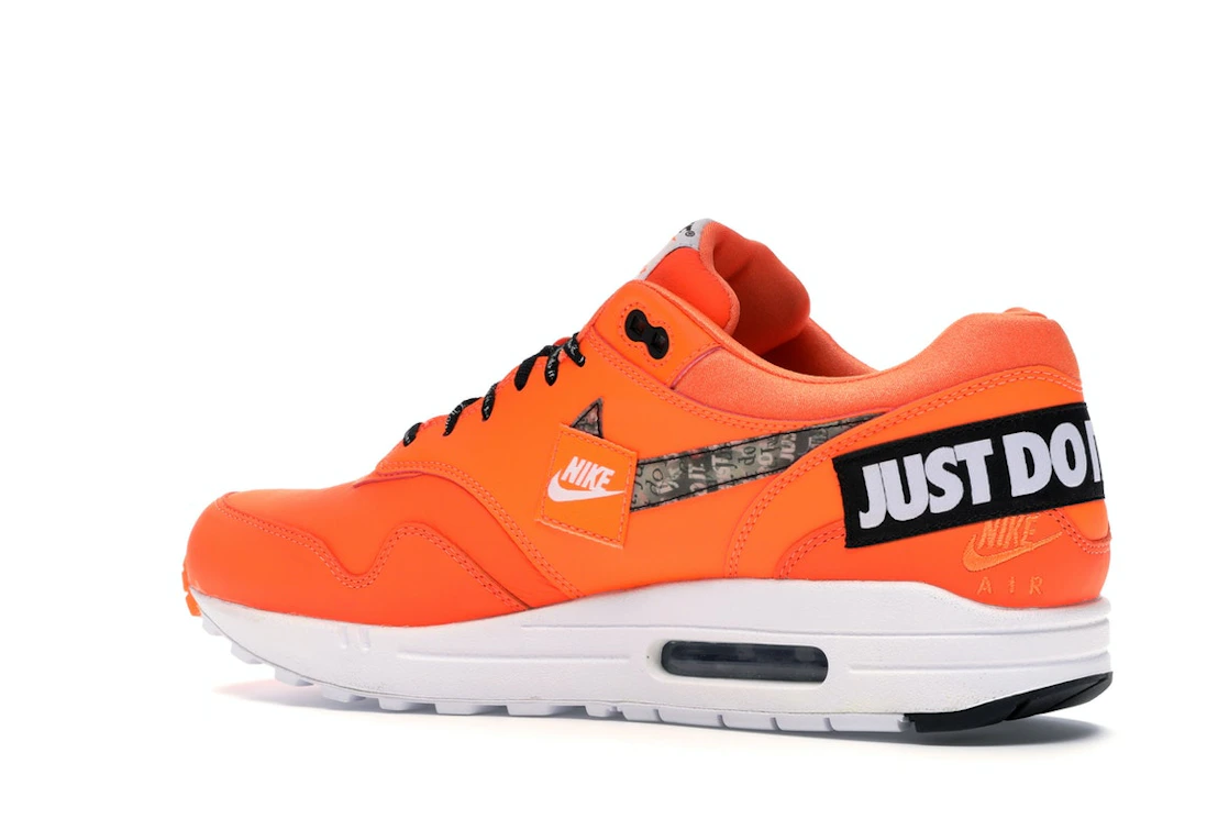 Vue 22 de Nike Air Max 1 Just Do It Pack Orange
