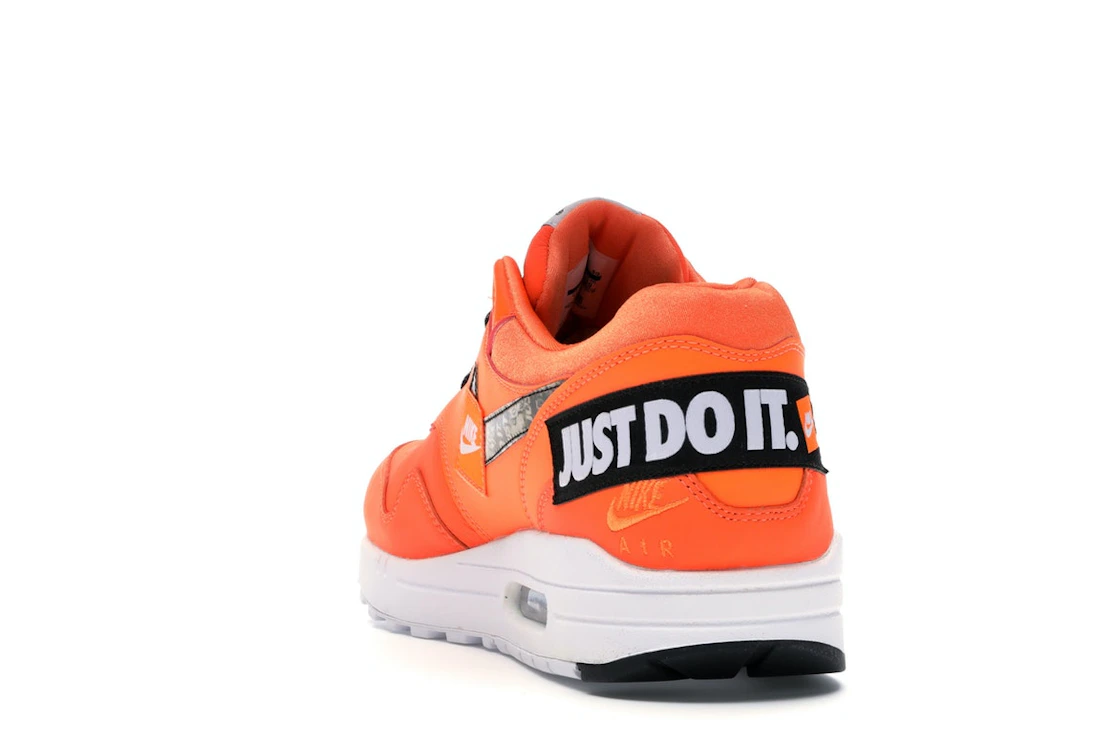 Vue 26 de Nike Air Max 1 Just Do It Pack Orange