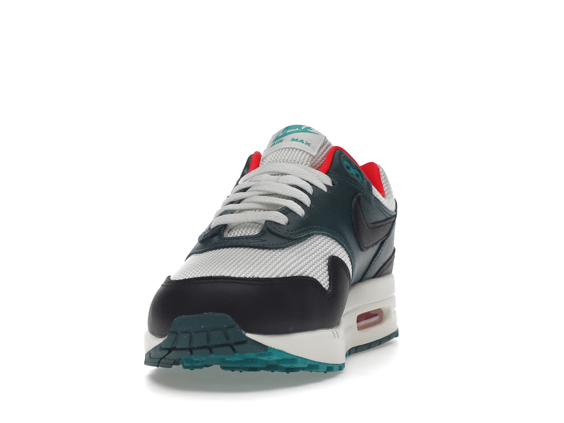 Vue 12 de Nike Air Max 1 LeBron James Liverpool F.C.