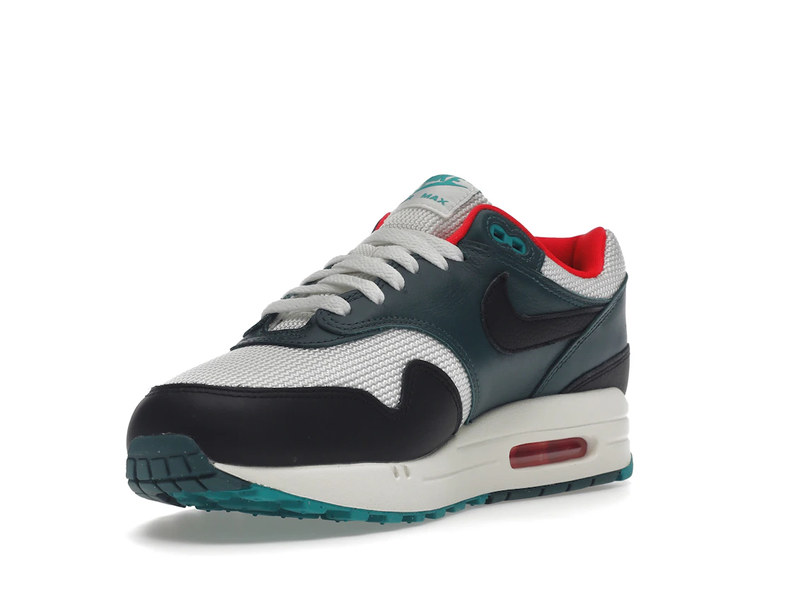 Vue 14 de Nike Air Max 1 LeBron James Liverpool F.C.