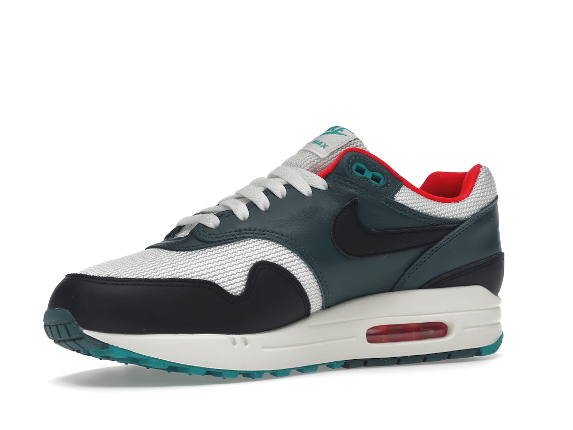Vue 16 de Nike Air Max 1 LeBron James Liverpool F.C.