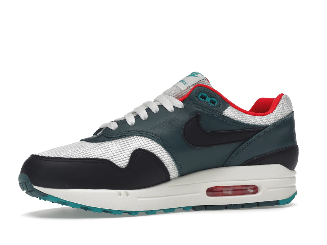 Vue 17 de Nike Air Max 1 LeBron James Liverpool F.C.