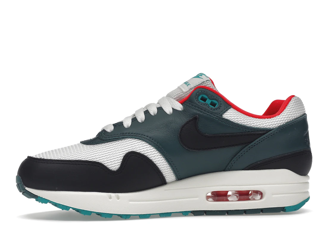 Vue 18 de Nike Air Max 1 LeBron James Liverpool F.C.