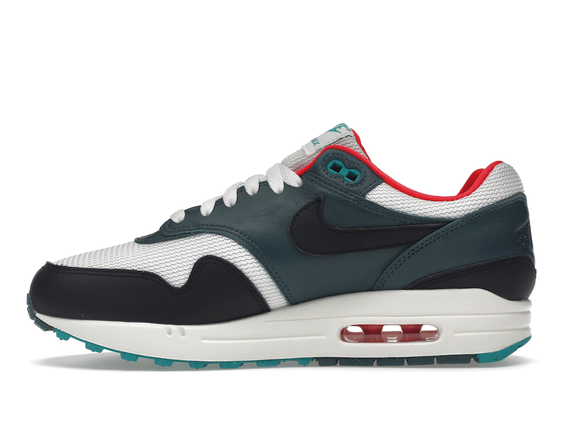 Vue 19 de Nike Air Max 1 LeBron James Liverpool F.C.