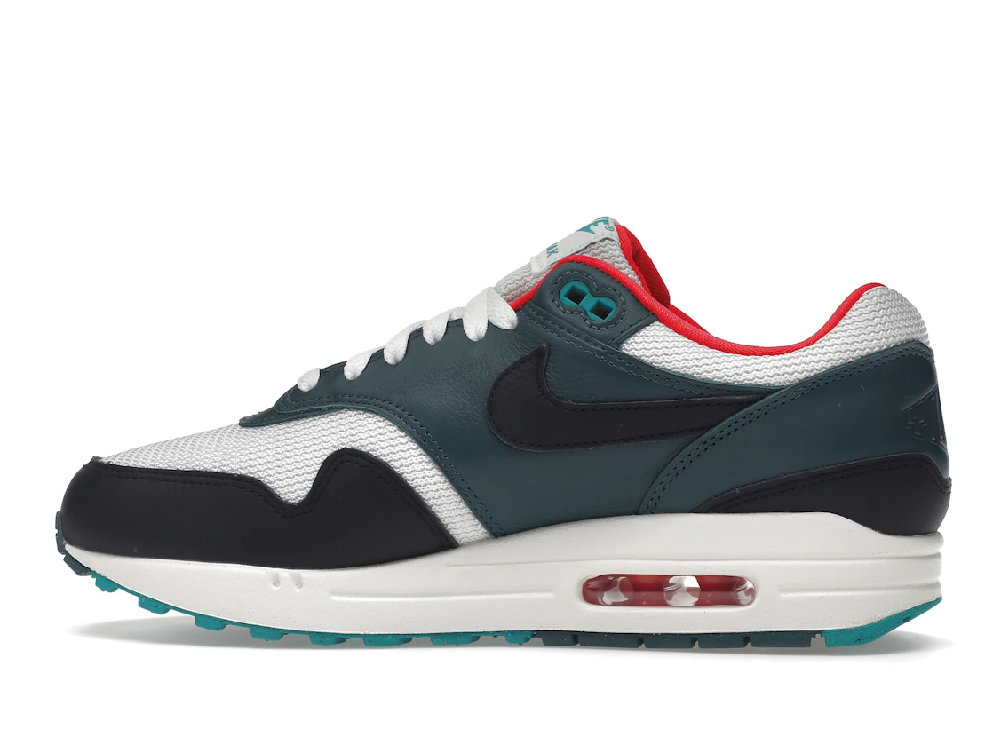 Vue 20 de Nike Air Max 1 LeBron James Liverpool F.C.