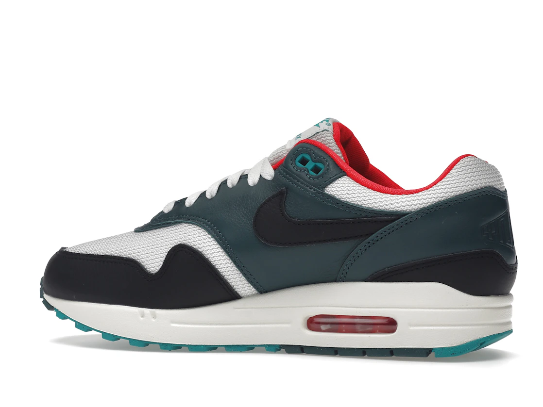 Vue 21 de Nike Air Max 1 LeBron James Liverpool F.C.