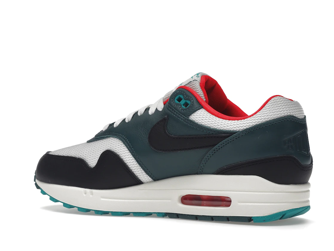 Vue 22 de Nike Air Max 1 LeBron James Liverpool F.C.