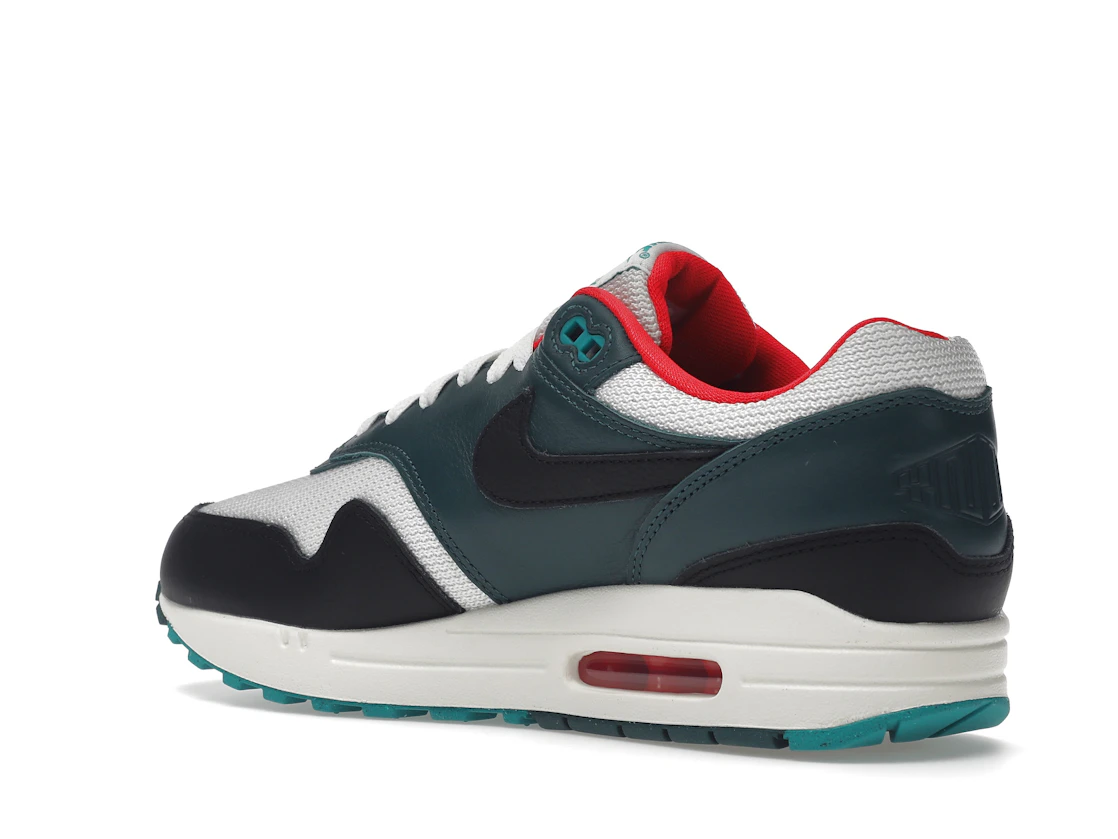 Vue 23 de Nike Air Max 1 LeBron James Liverpool F.C.