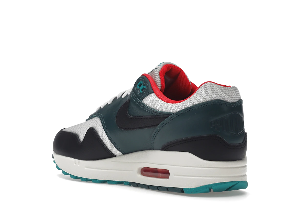 Vue 24 de Nike Air Max 1 LeBron James Liverpool F.C.