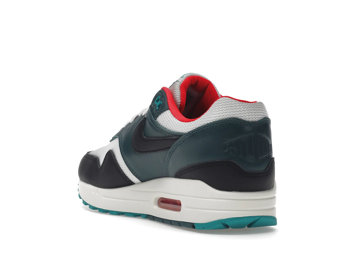 Vue 25 de Nike Air Max 1 LeBron James Liverpool F.C.