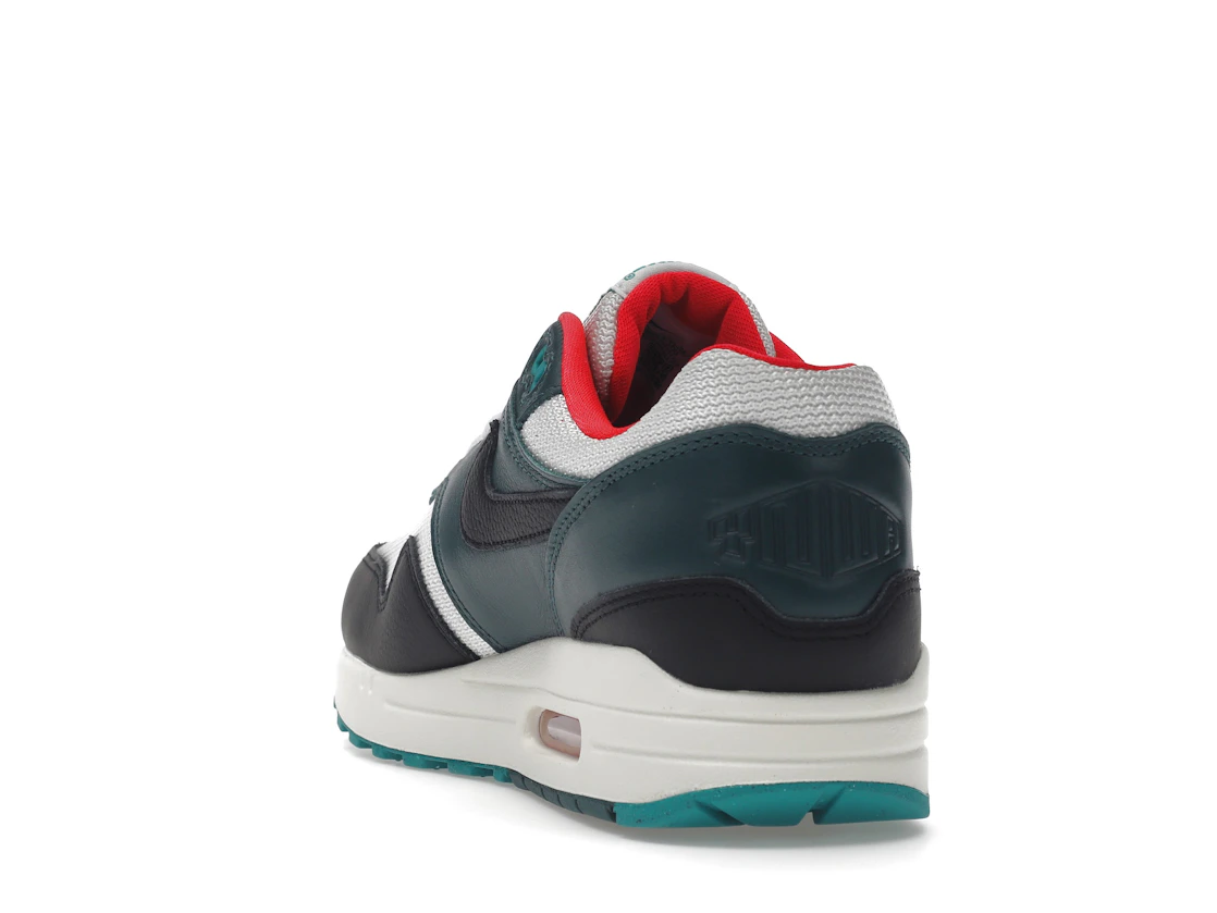 Vue 26 de Nike Air Max 1 LeBron James Liverpool F.C.