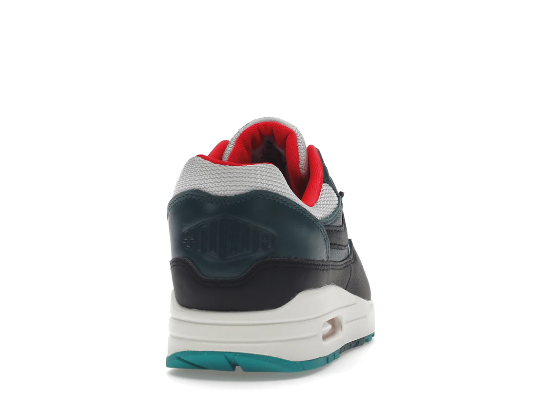 Vue 29 de Nike Air Max 1 LeBron James Liverpool F.C.