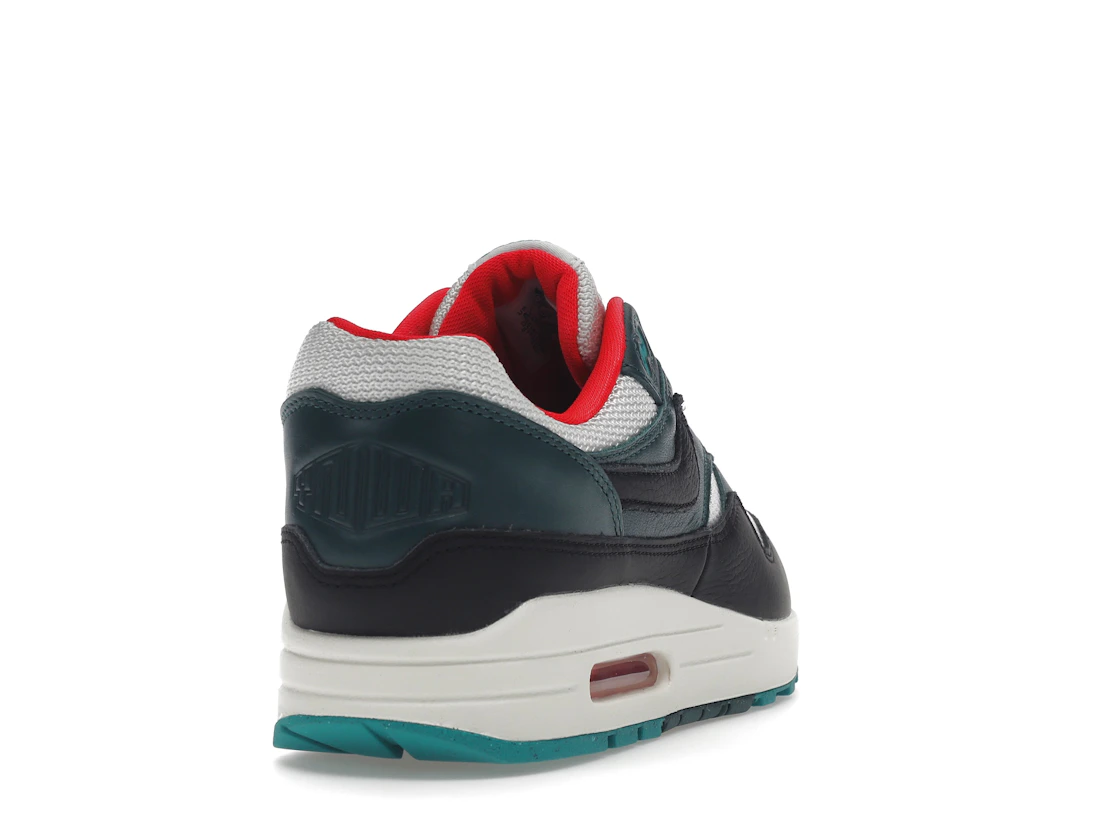 Vue 30 de Nike Air Max 1 LeBron James Liverpool F.C.