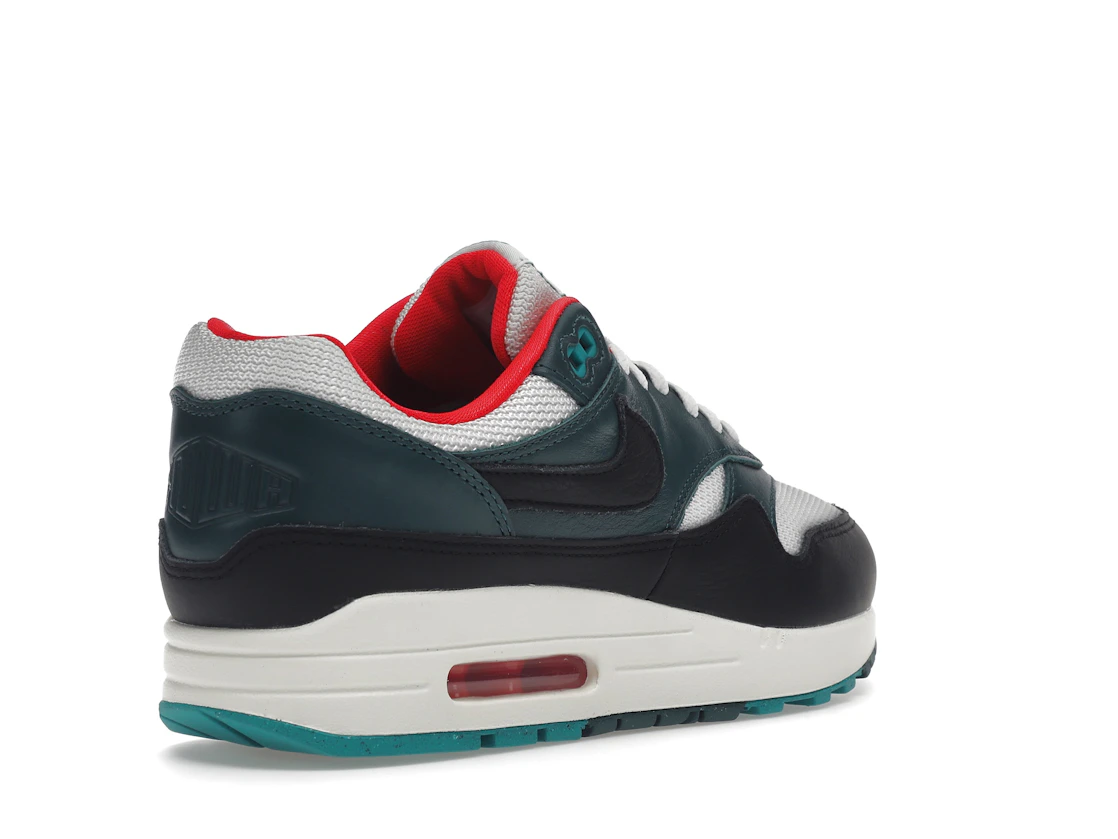 Vue 32 de Nike Air Max 1 LeBron James Liverpool F.C.