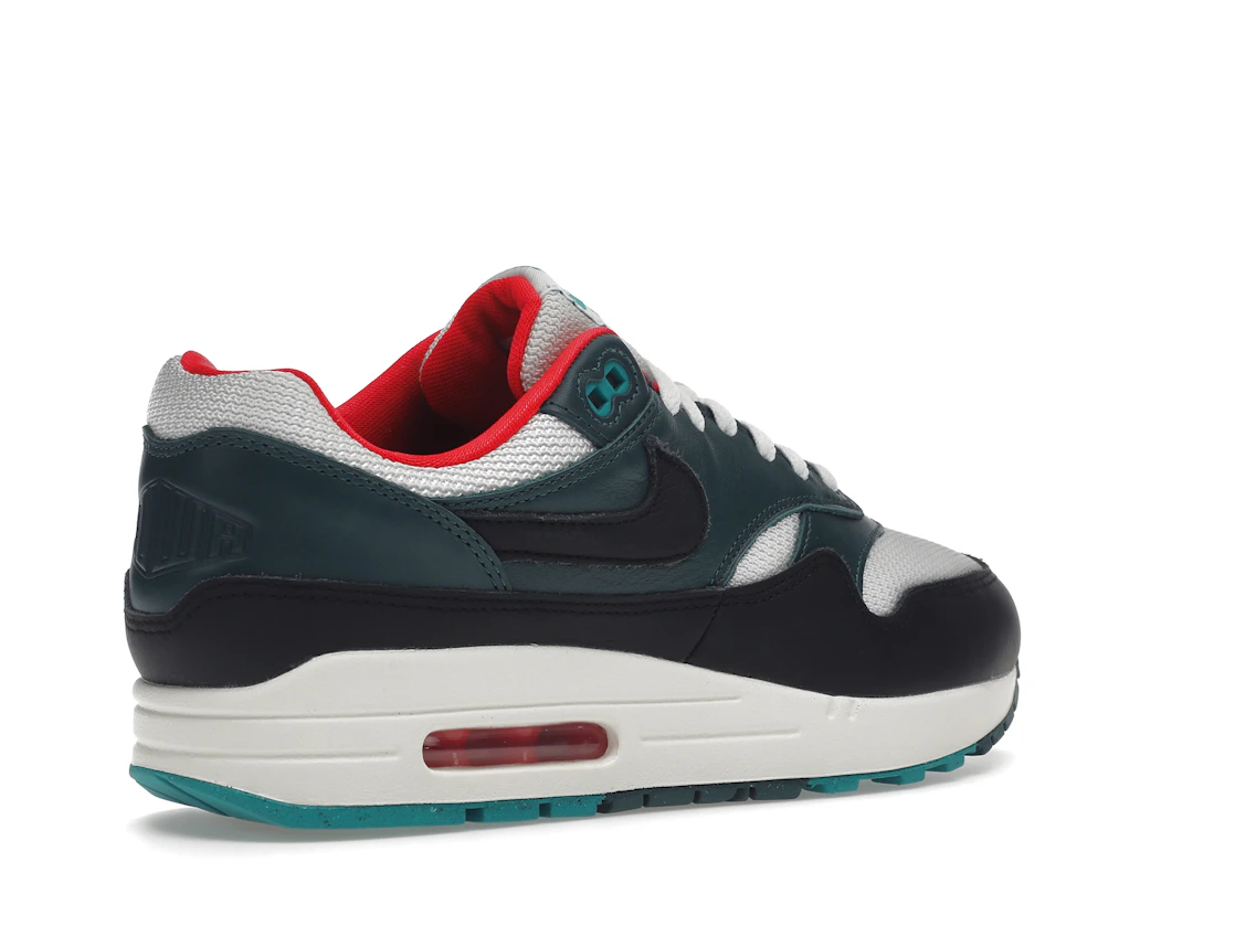 Vue 33 de Nike Air Max 1 LeBron James Liverpool F.C.