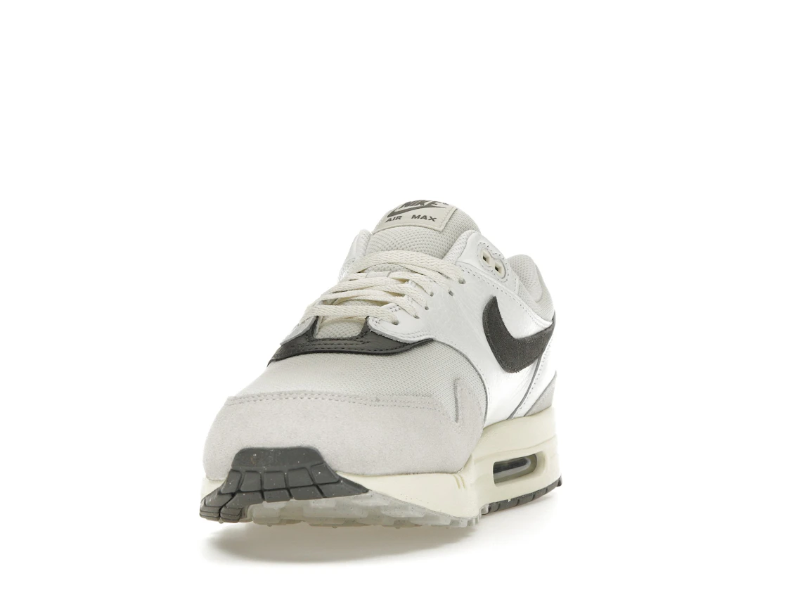 Vue 12 de Nike Air Max 1 Light Bone Iron Grey