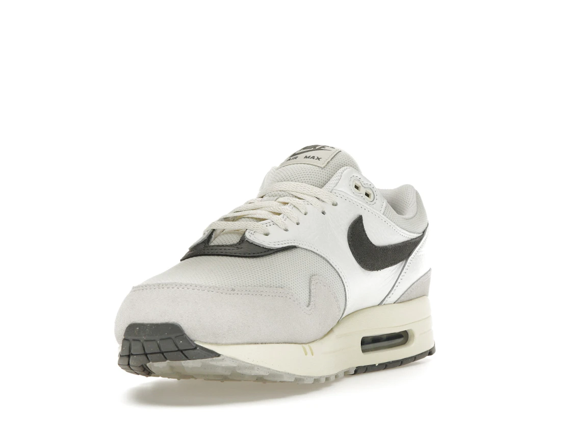 Vue 13 de Nike Air Max 1 Light Bone Iron Grey