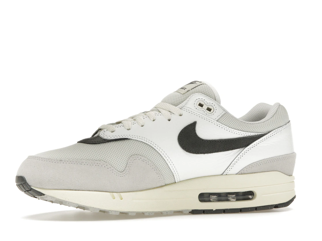 Vue 17 de Nike Air Max 1 Light Bone Iron Grey