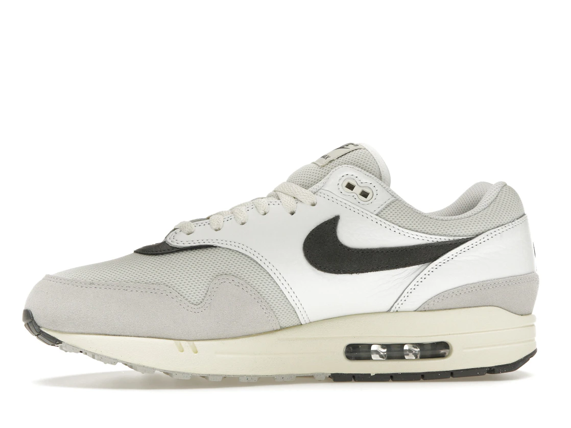 Vue 18 de Nike Air Max 1 Light Bone Iron Grey