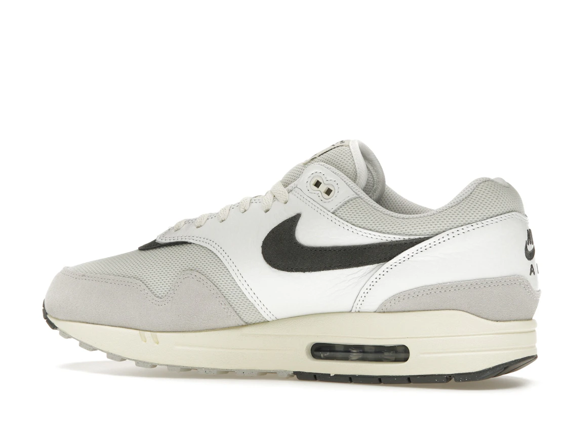Vue 21 de Nike Air Max 1 Light Bone Iron Grey