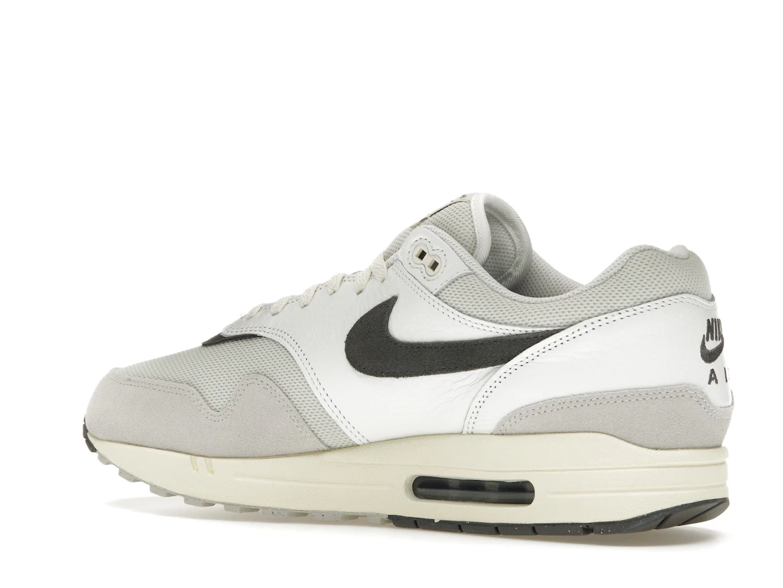 Vue 22 de Nike Air Max 1 Light Bone Iron Grey