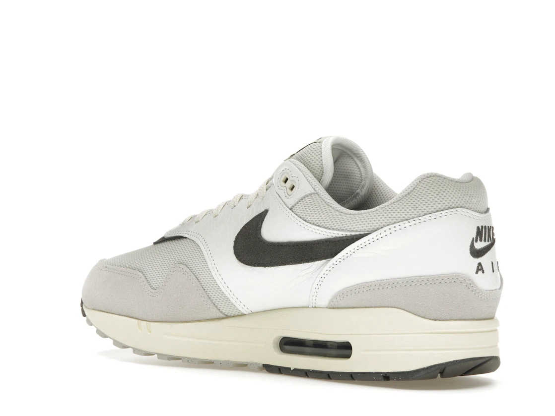 Vue 23 de Nike Air Max 1 Light Bone Iron Grey