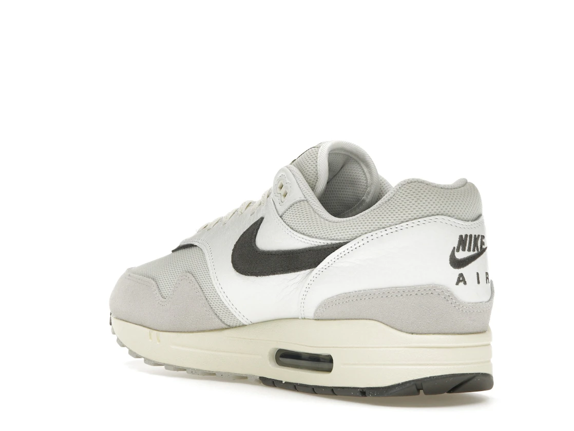 Vue 24 de Nike Air Max 1 Light Bone Iron Grey