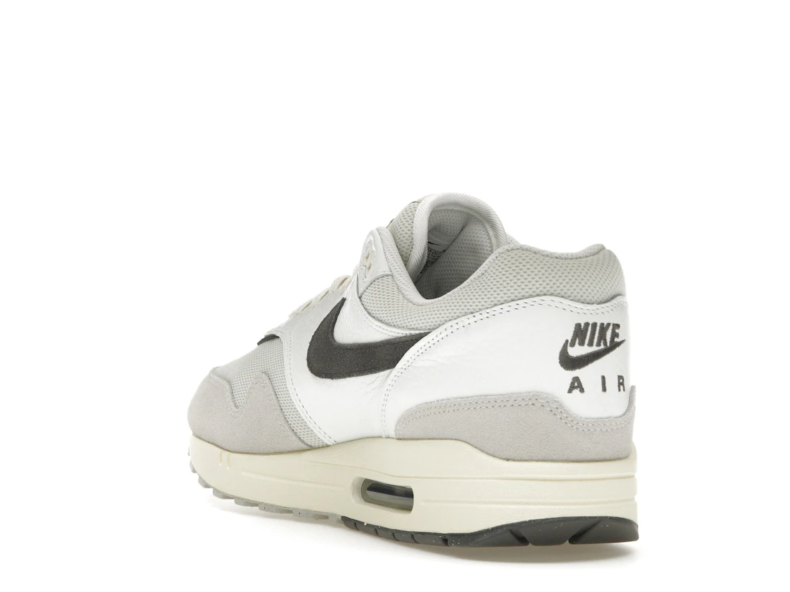 Vue 25 de Nike Air Max 1 Light Bone Iron Grey