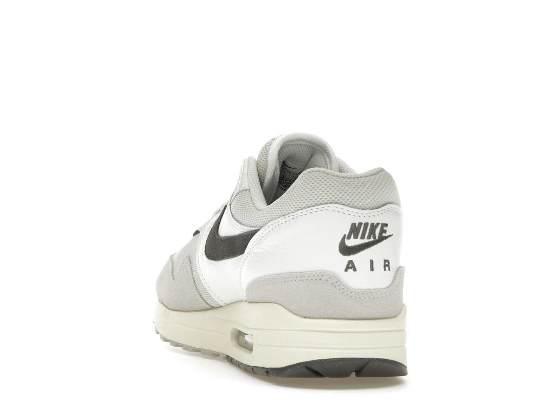 Vue 26 de Nike Air Max 1 Light Bone Iron Grey