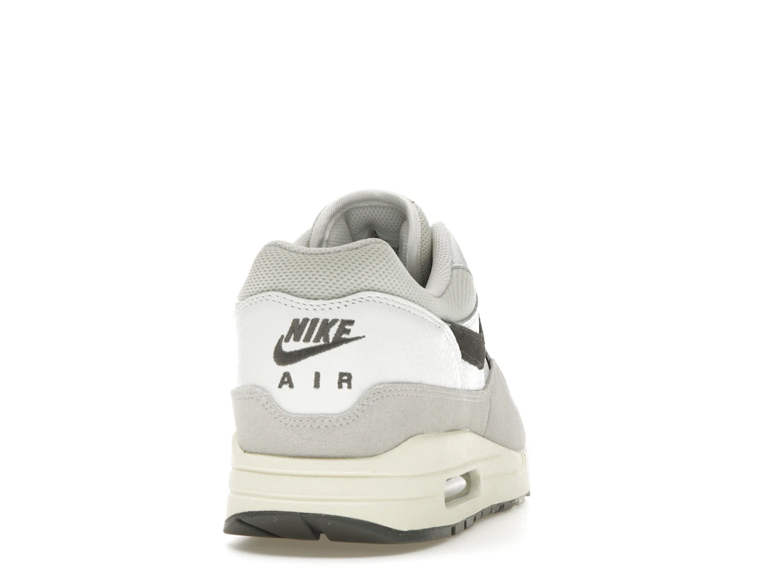 Vue 29 de Nike Air Max 1 Light Bone Iron Grey