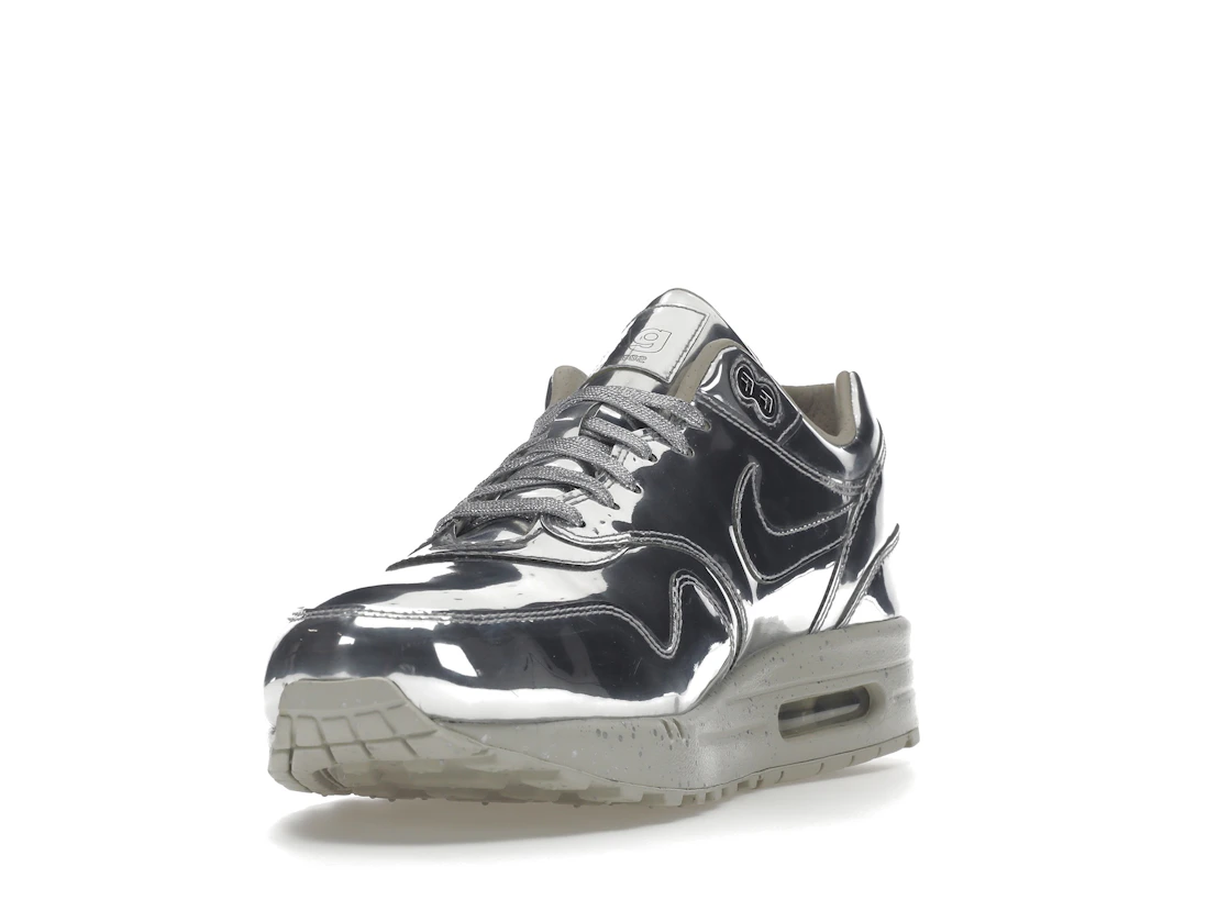 Vue 13 de Nike Air Max 1 Liquid Silver