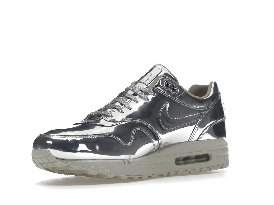 Vue 15 de Nike Air Max 1 Liquid Silver