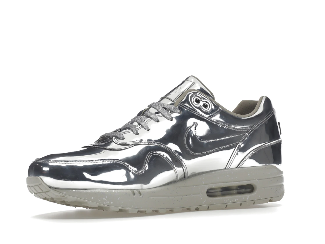 Vue 16 de Nike Air Max 1 Liquid Silver