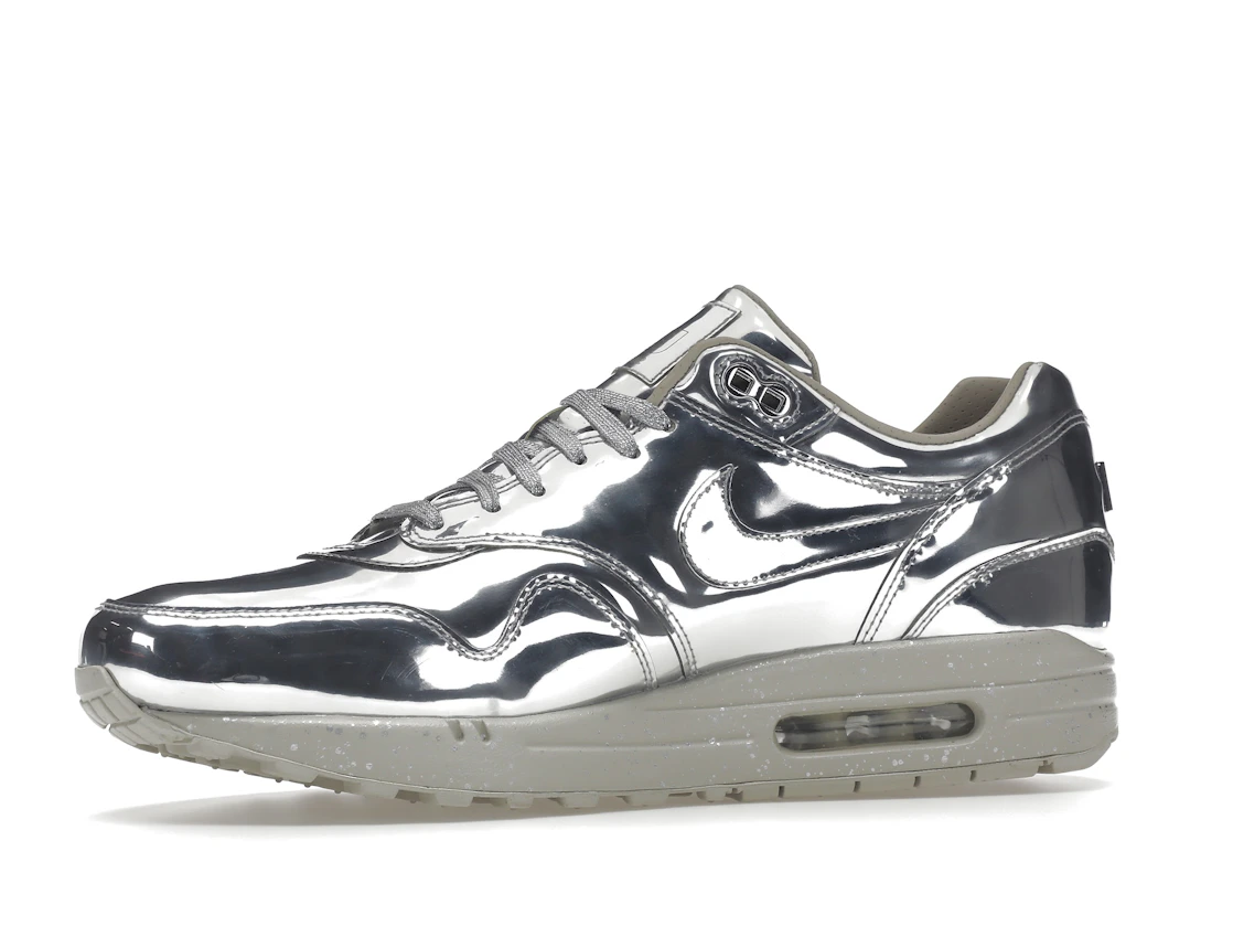 Vue 17 de Nike Air Max 1 Liquid Silver