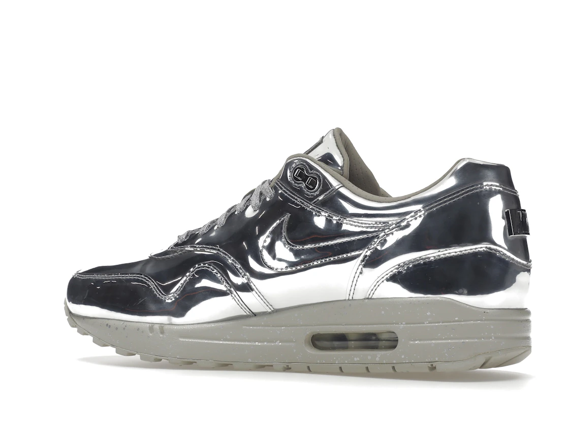 Vue 22 de Nike Air Max 1 Liquid Silver
