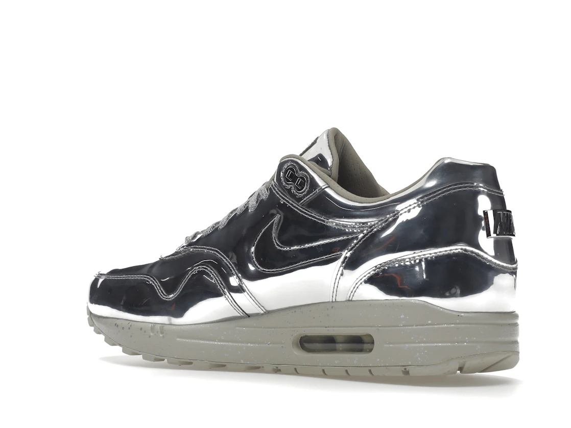 Vue 23 de Nike Air Max 1 Liquid Silver