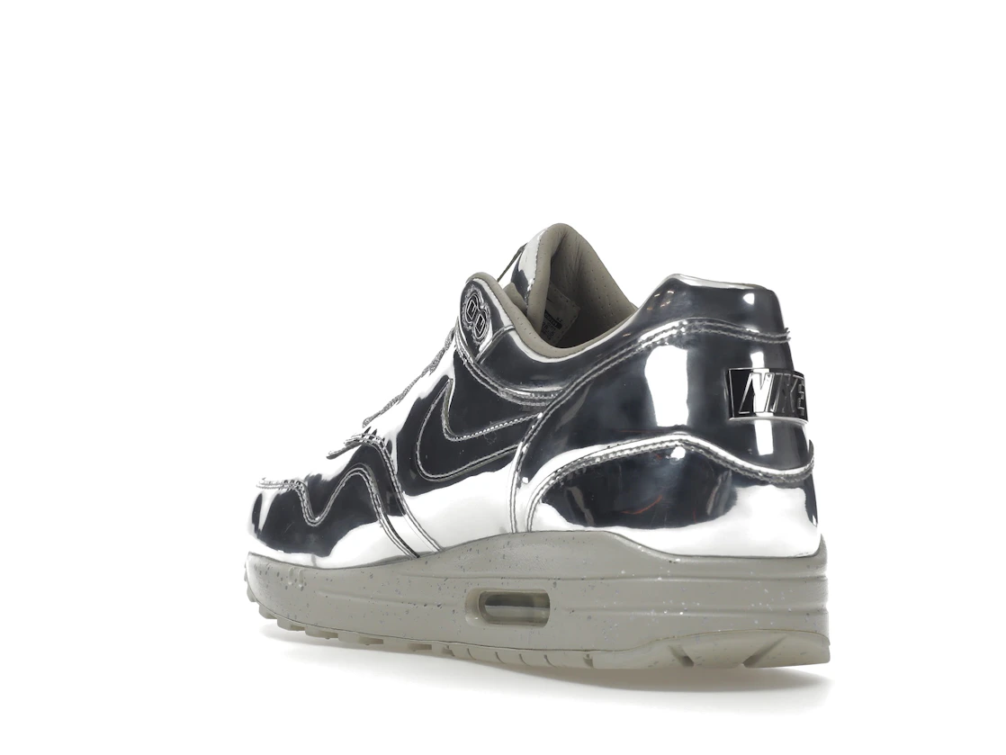 Vue 25 de Nike Air Max 1 Liquid Silver
