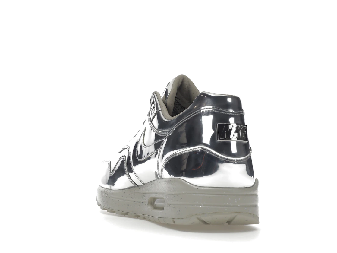 Vue 26 de Nike Air Max 1 Liquid Silver