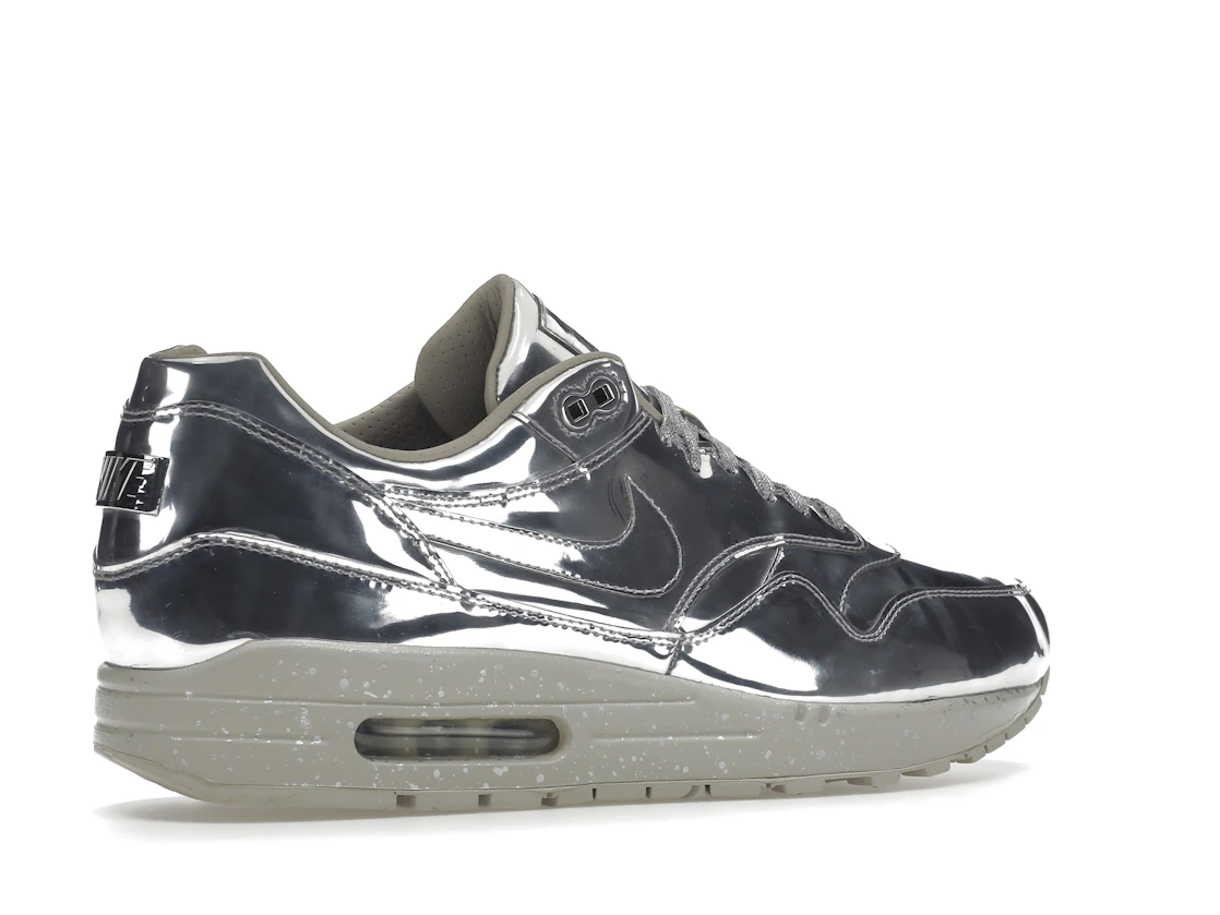 Vue 34 de Nike Air Max 1 Liquid Silver