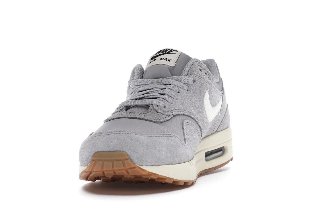 Vue 12 de Nike Air Max 1 Matte Silver