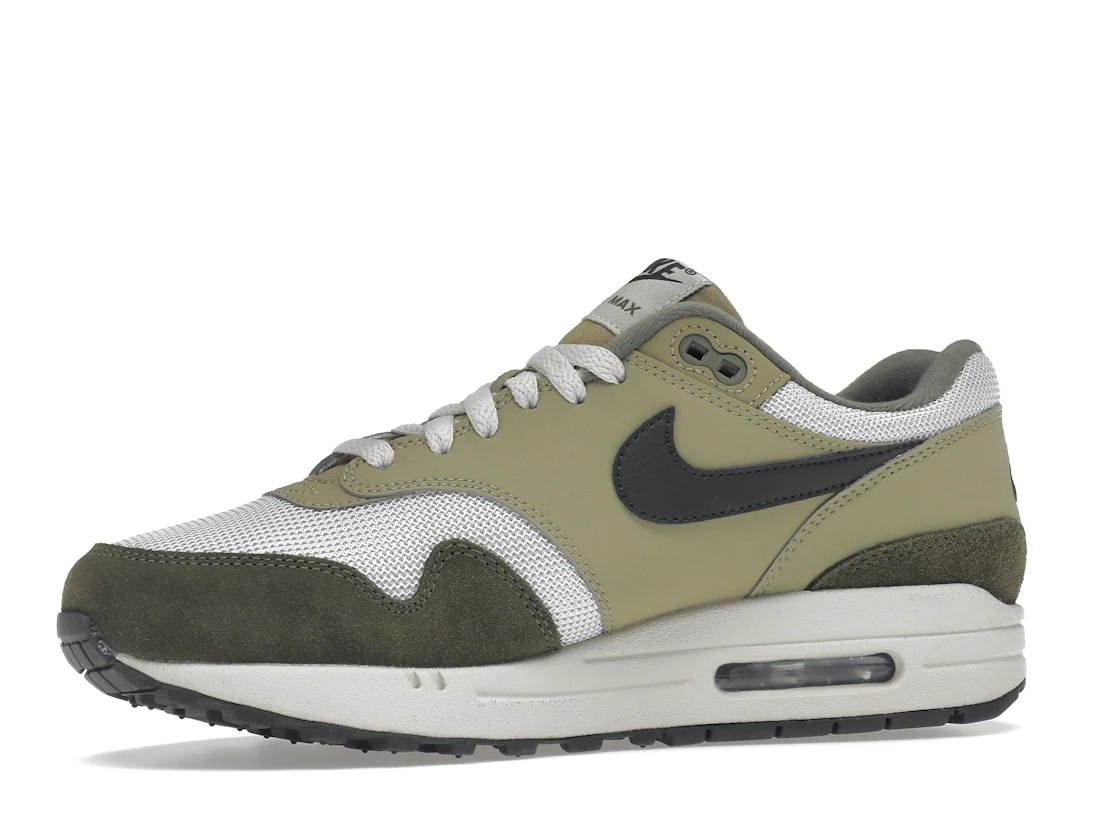 Vue 17 de Nike Air Max 1 Medium Olive
