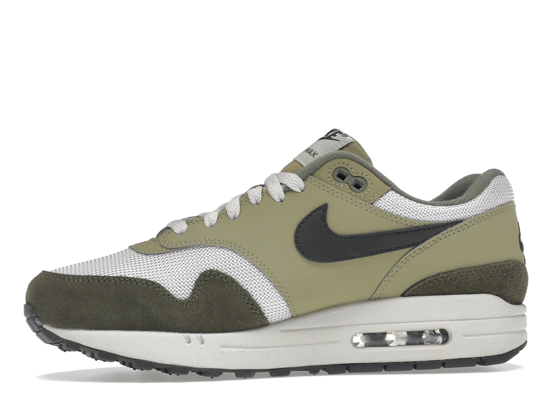 Vue 18 de Nike Air Max 1 Medium Olive