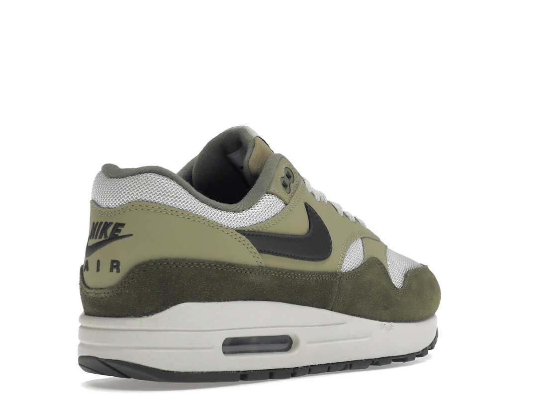 Vue 32 de Nike Air Max 1 Medium Olive